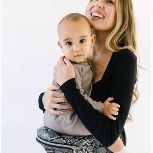 New in box TushBaby Snakeskin Print